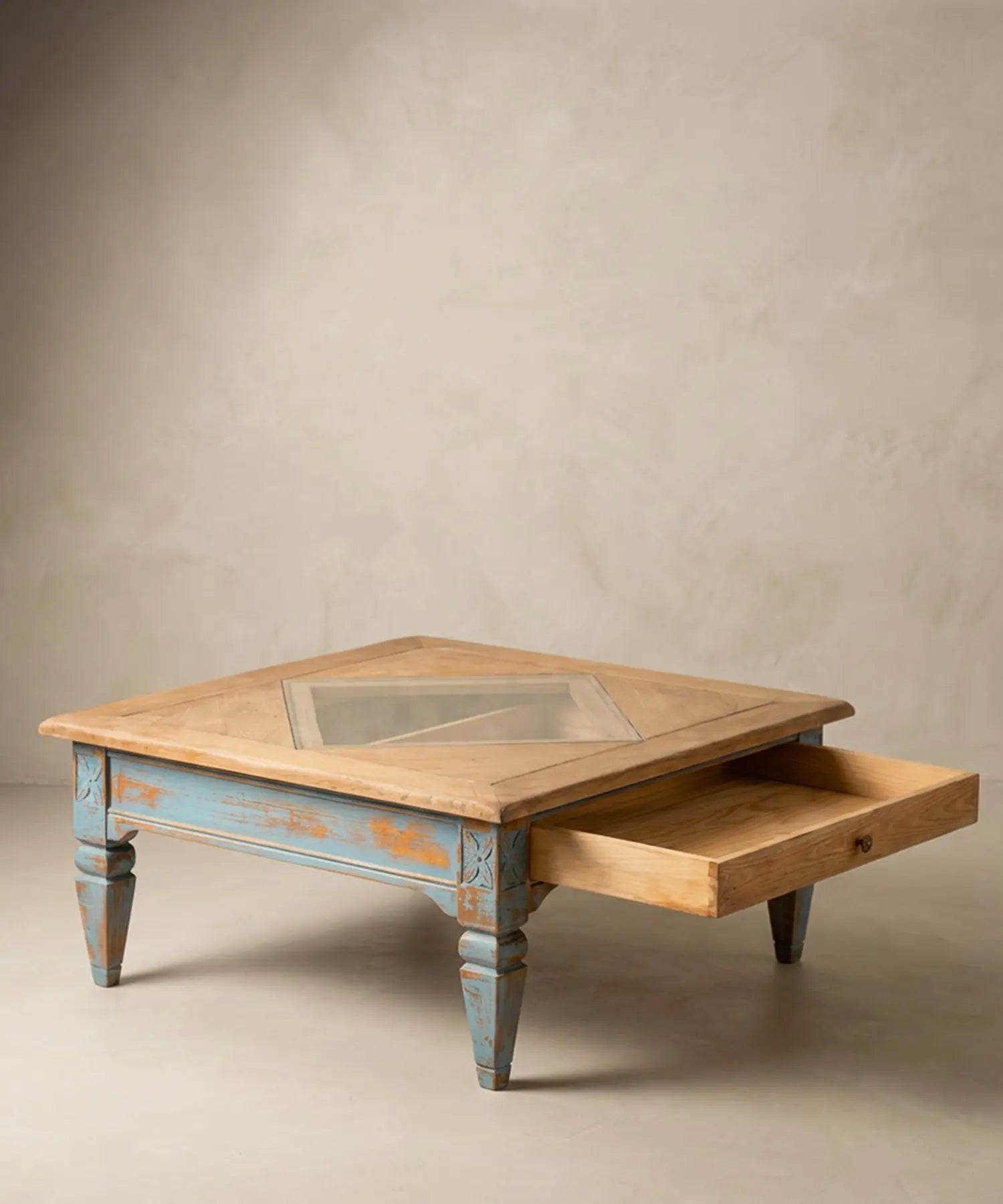 Vista superior del sobre de madera con inserción de vidrio en forma de rombo y veta natural.