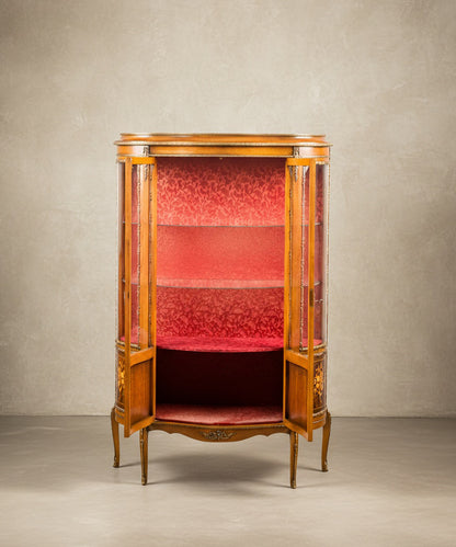 Interior de vitrina de lujo mostrando el tapizado carmesí y baldas de cristal.