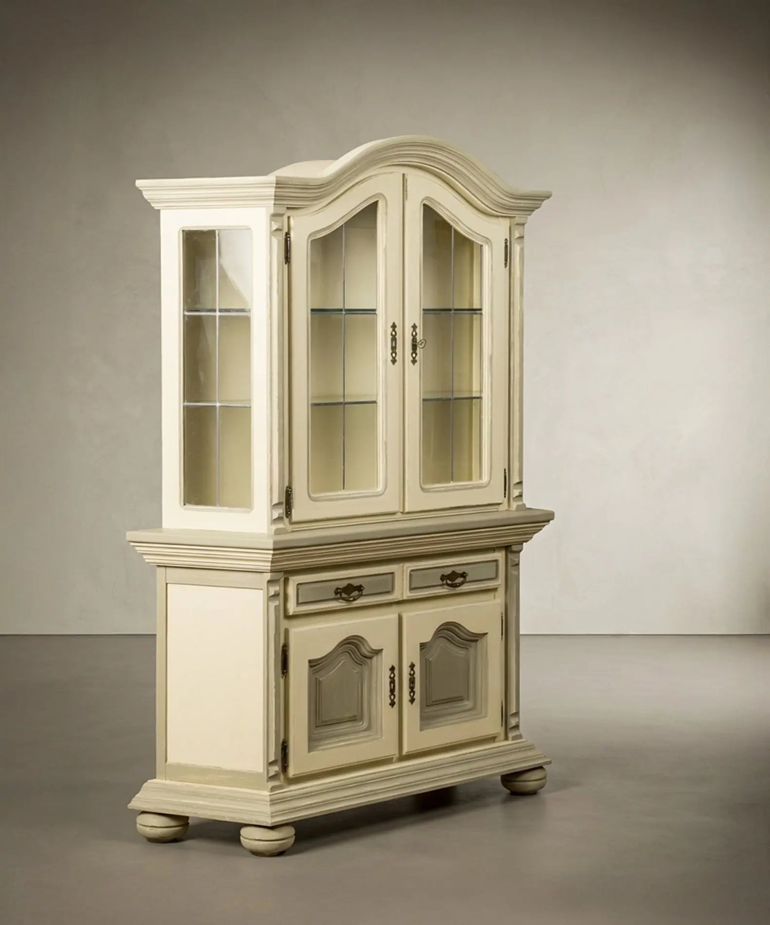 Vista en ángulo de la alacena destacando los cristales laterales de la vitrina.