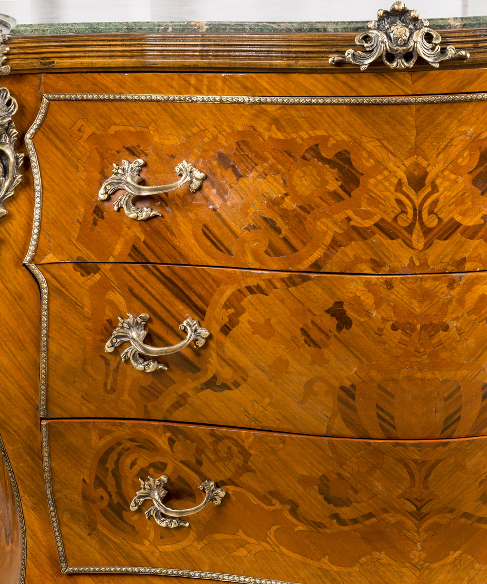 Cómoda bombé estilo Luis XV en marquetería y tapa de mármol