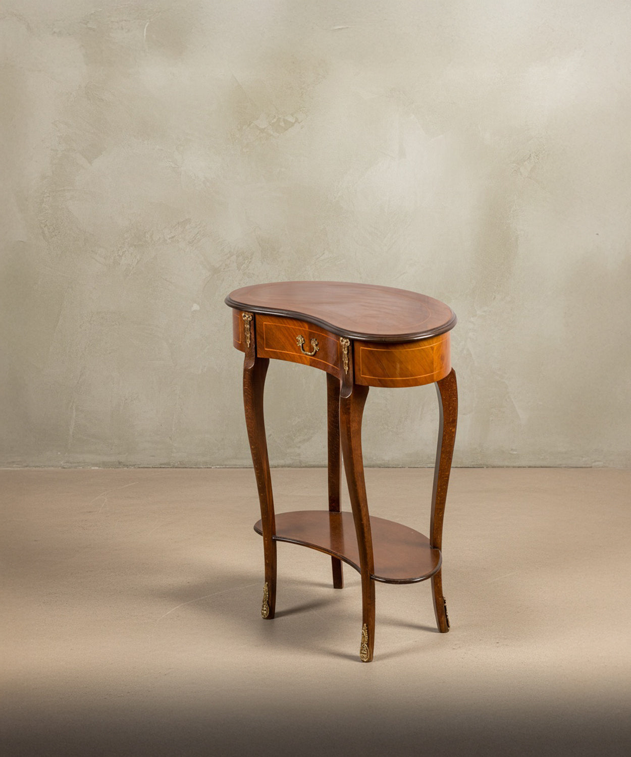 Perspectiva lateral que resalta la curva elegante de las patas y la balda inferior de la mesa auxiliar.