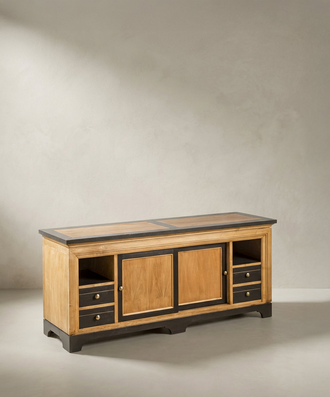 Perspectiva lateral del aparador industrial resaltando el contraste de colores y la profundidad de la madera.