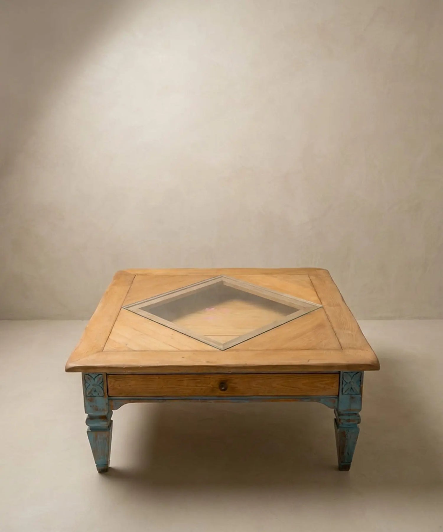 Mesa de centro de madera con expositor