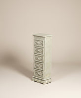 Perspectiva lateral del mueble auxiliar estrecho, destacando su pátina envejecida y su silueta delgada.