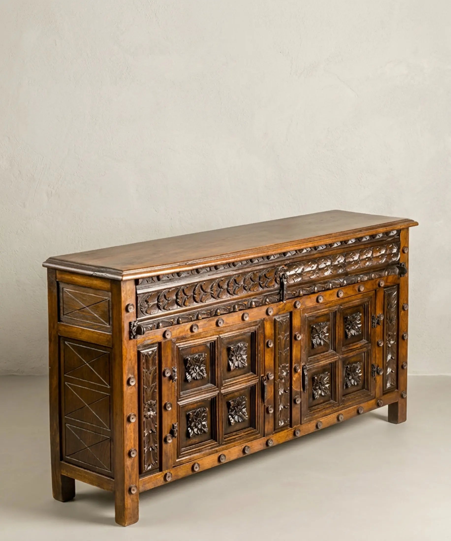 Aparador de madera maciza tallada con rosetones principios siglo XX vista frontal completa — Antique Arte y Decoración