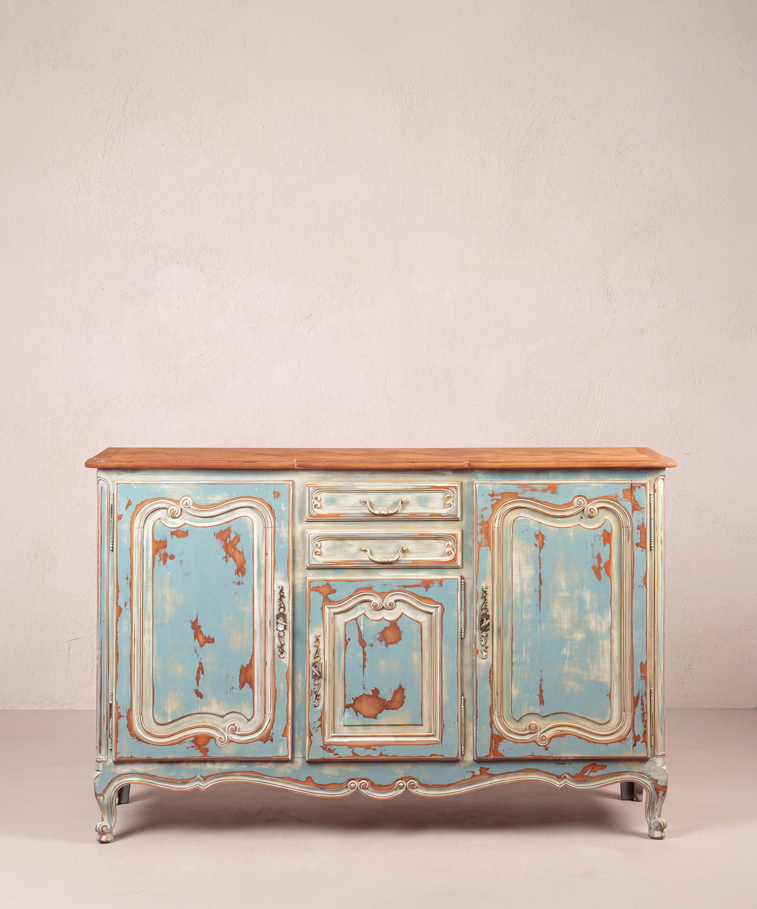 Aparador vintage Luis XV pintado a mano en azul y beige con decapé vista frontal — Antique Arte y Decoración