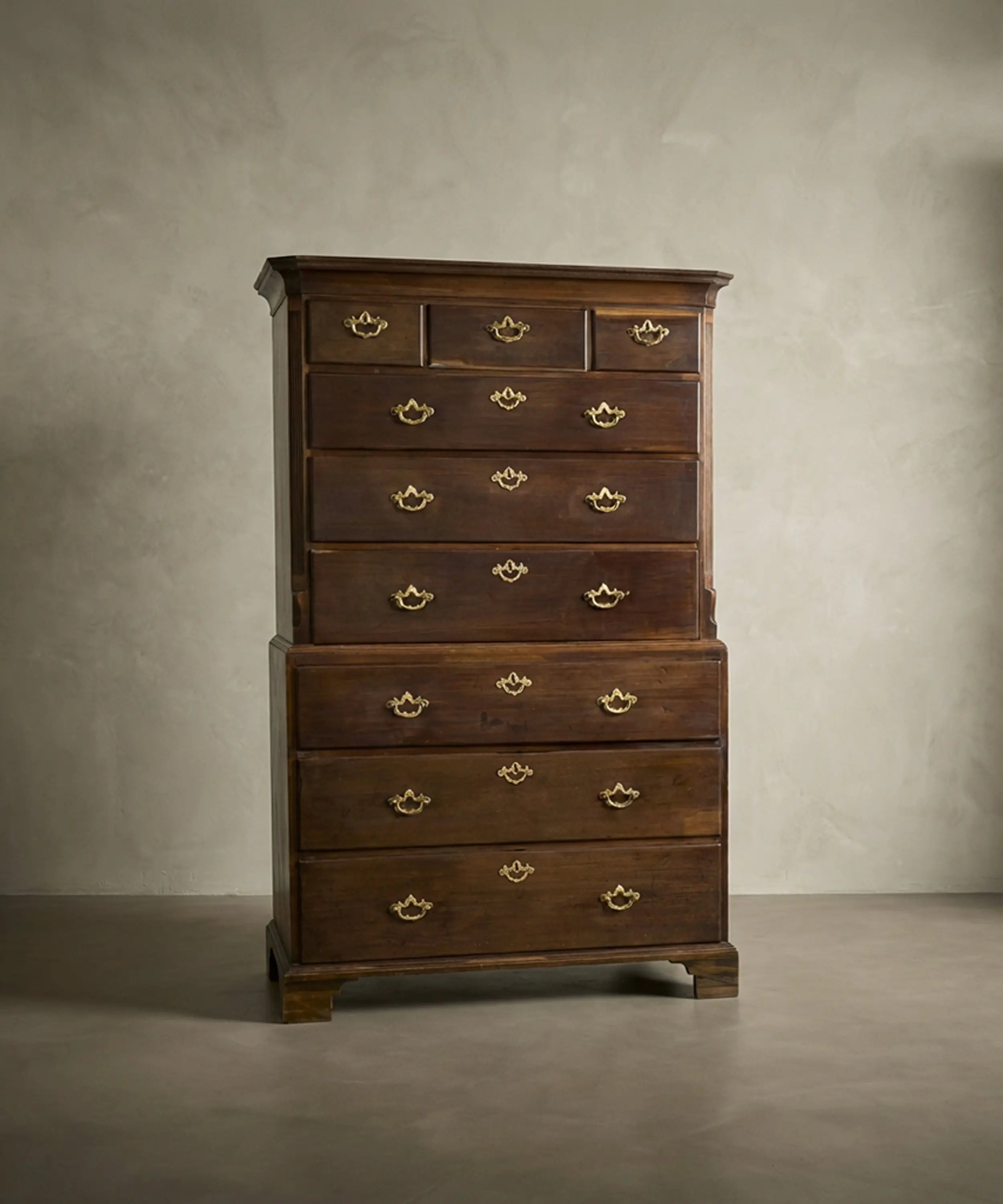 Cómoda alta Chest on Chest antigua con todos sus cajones abiertos mostrando gran capacidad.