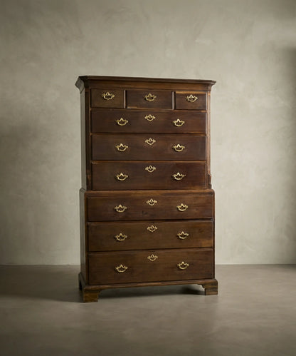 Cómoda alta Chest on Chest antigua con todos sus cajones abiertos mostrando gran capacidad.