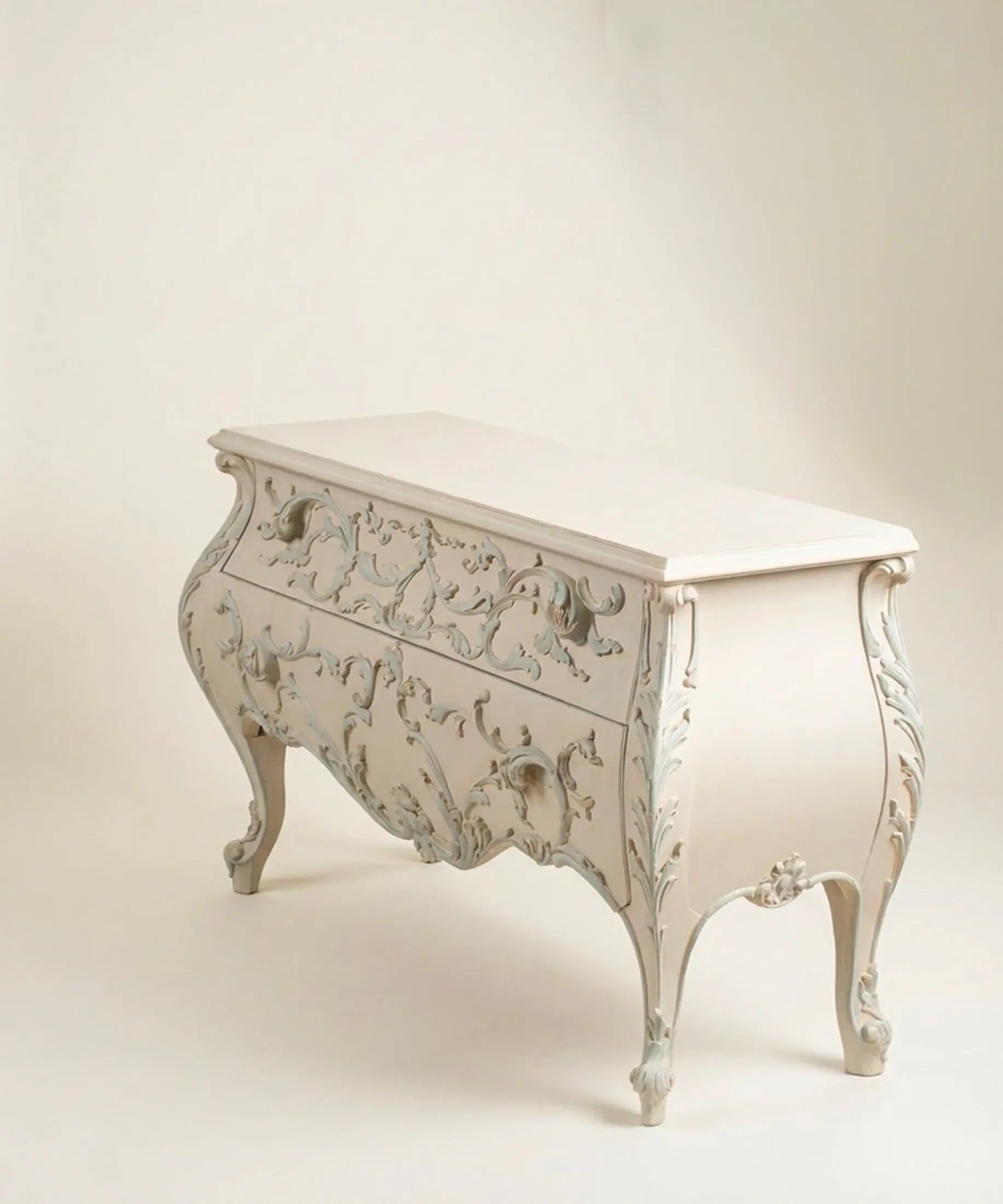 Cómoda bombé estilo Luis XV tallada a mano en decapé crema vista tres cuartos — Antique Arte y Decoración