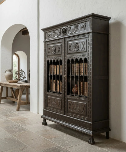 Librería ebonizada en interior mediterráneo minimalista con paredes encaladas y suelo de piedra clara — Antique Arte y Decoración