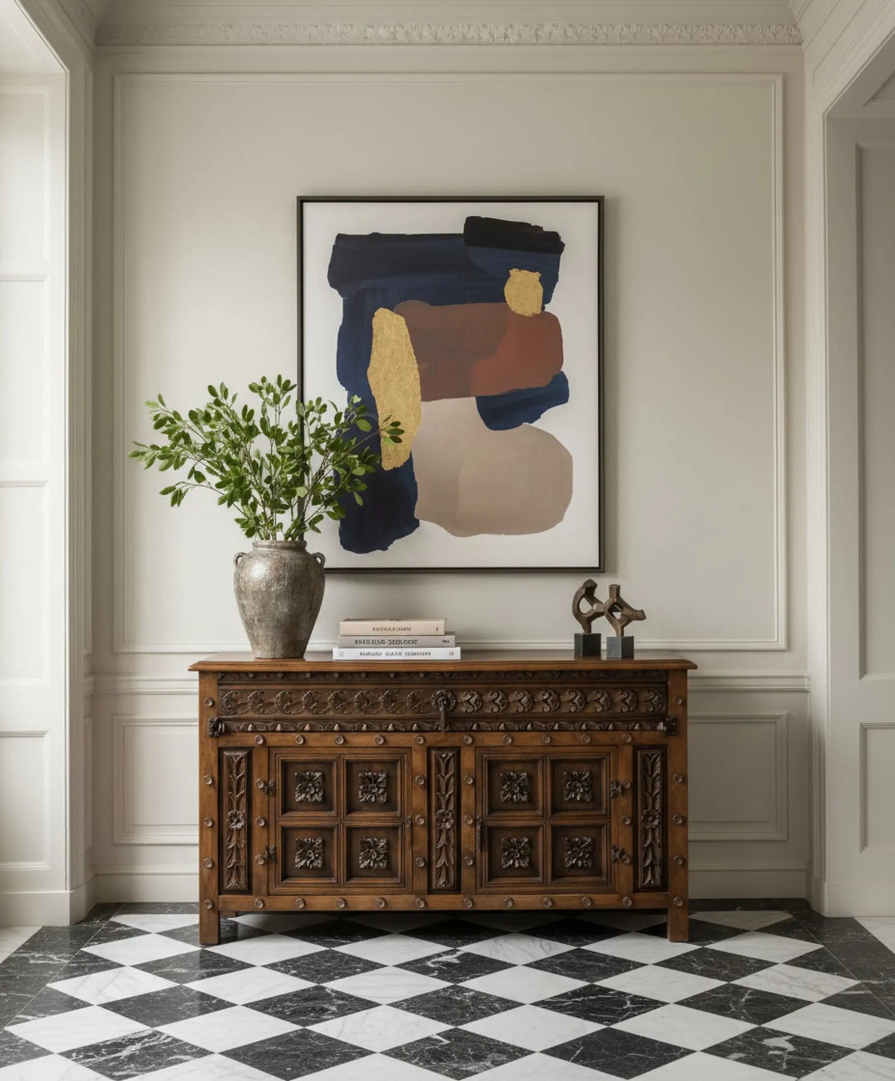 Aparador antiguo de madera tallada en recibidor con suelo damero blanco y negro paredes con boiseries y arte contemporáneo — Antique Arte y Decoración
