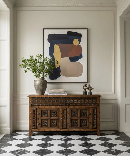 Aparador antiguo de madera tallada en recibidor con suelo damero blanco y negro paredes con boiseries y arte contemporáneo — Antique Arte y Decoración