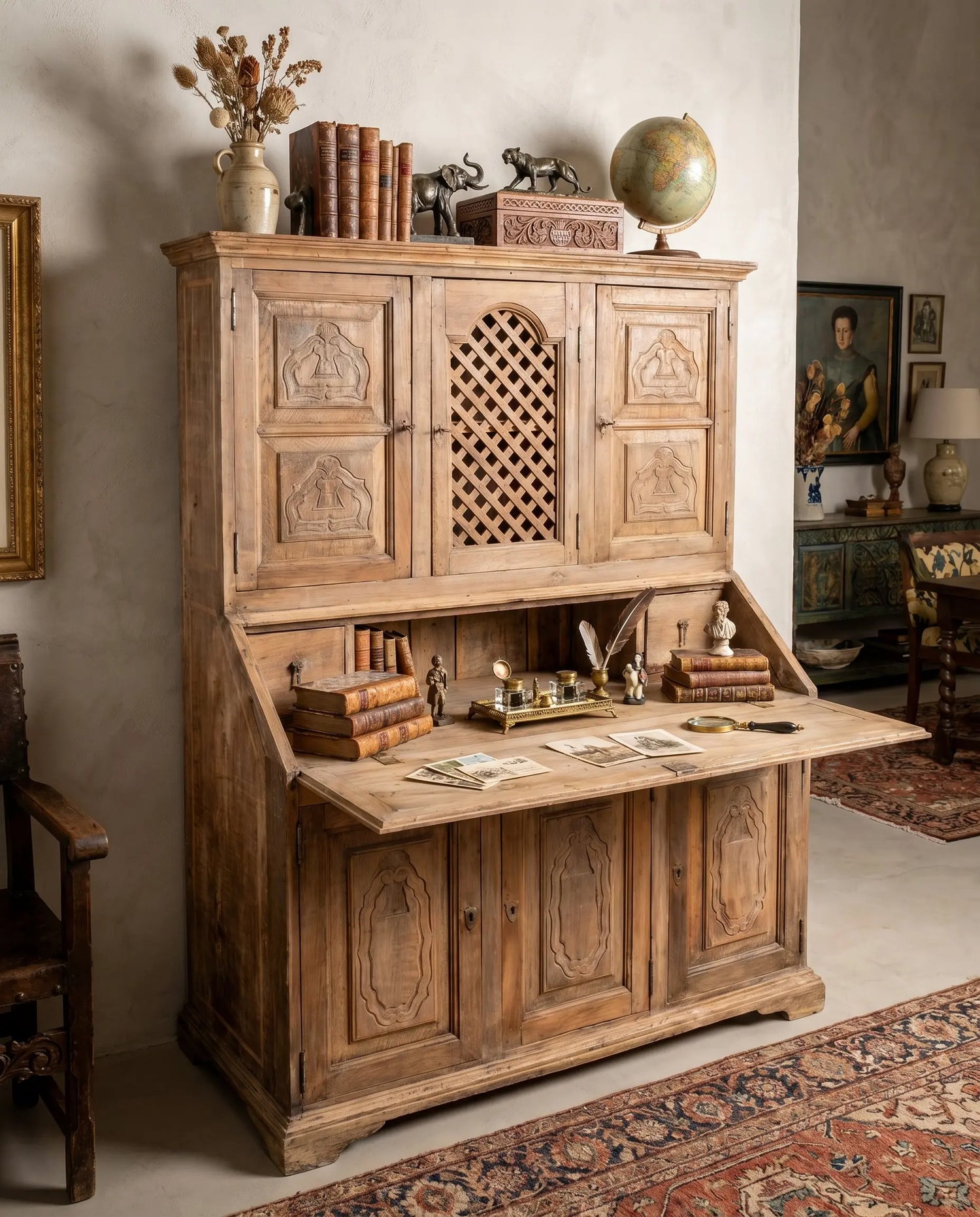 Escritorio antiguo de madera natural con tapa abatible en despacho — Antique Arte y Decoración