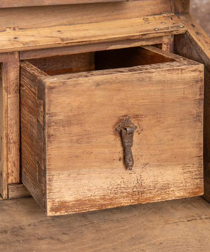 Detalle cajón interior con ensamble en cola de milano y tirador de forja — Antique Arte y Decoración