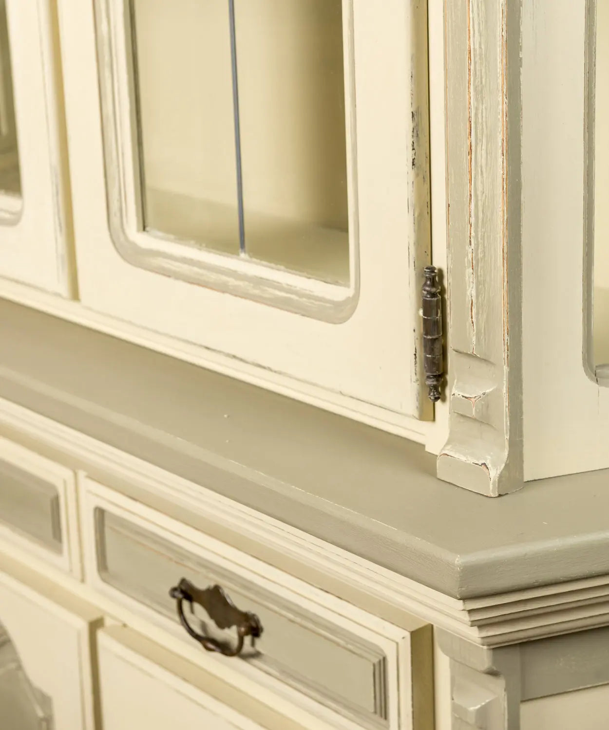 Plano detalle del remate superior curvado con acabado decapado artístico.