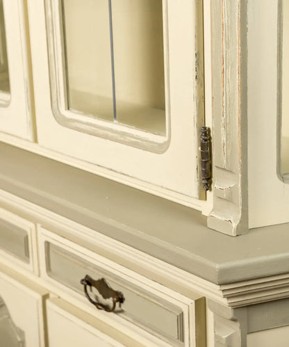 Plano detalle del remate superior curvado con acabado decapado artístico.