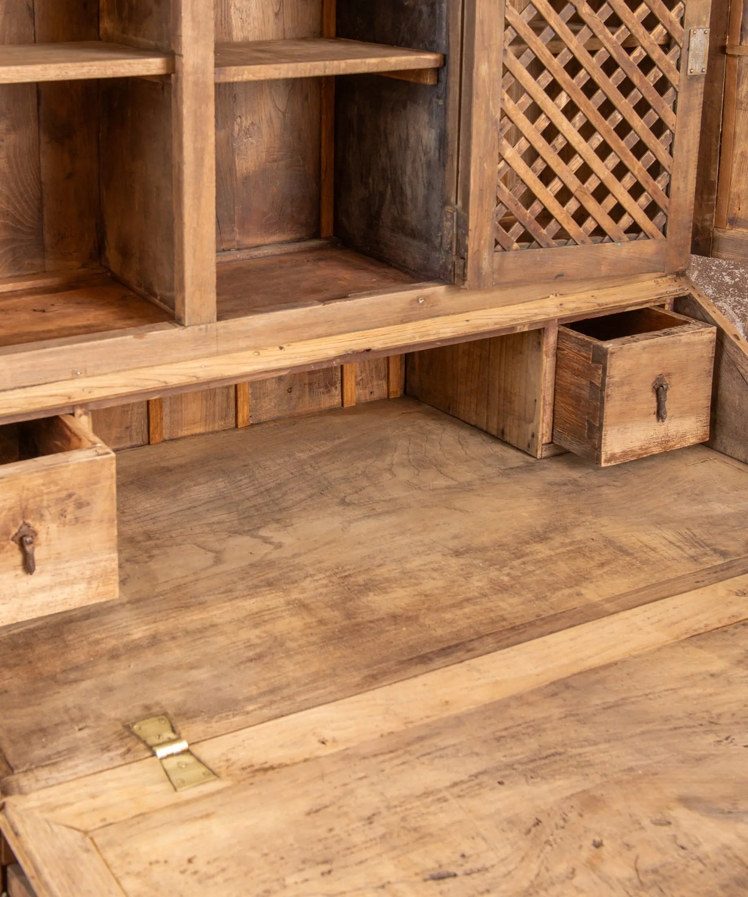 Interior buró con compartimentos, cajones y celosía de madera tallada — Antique Arte y Decoración