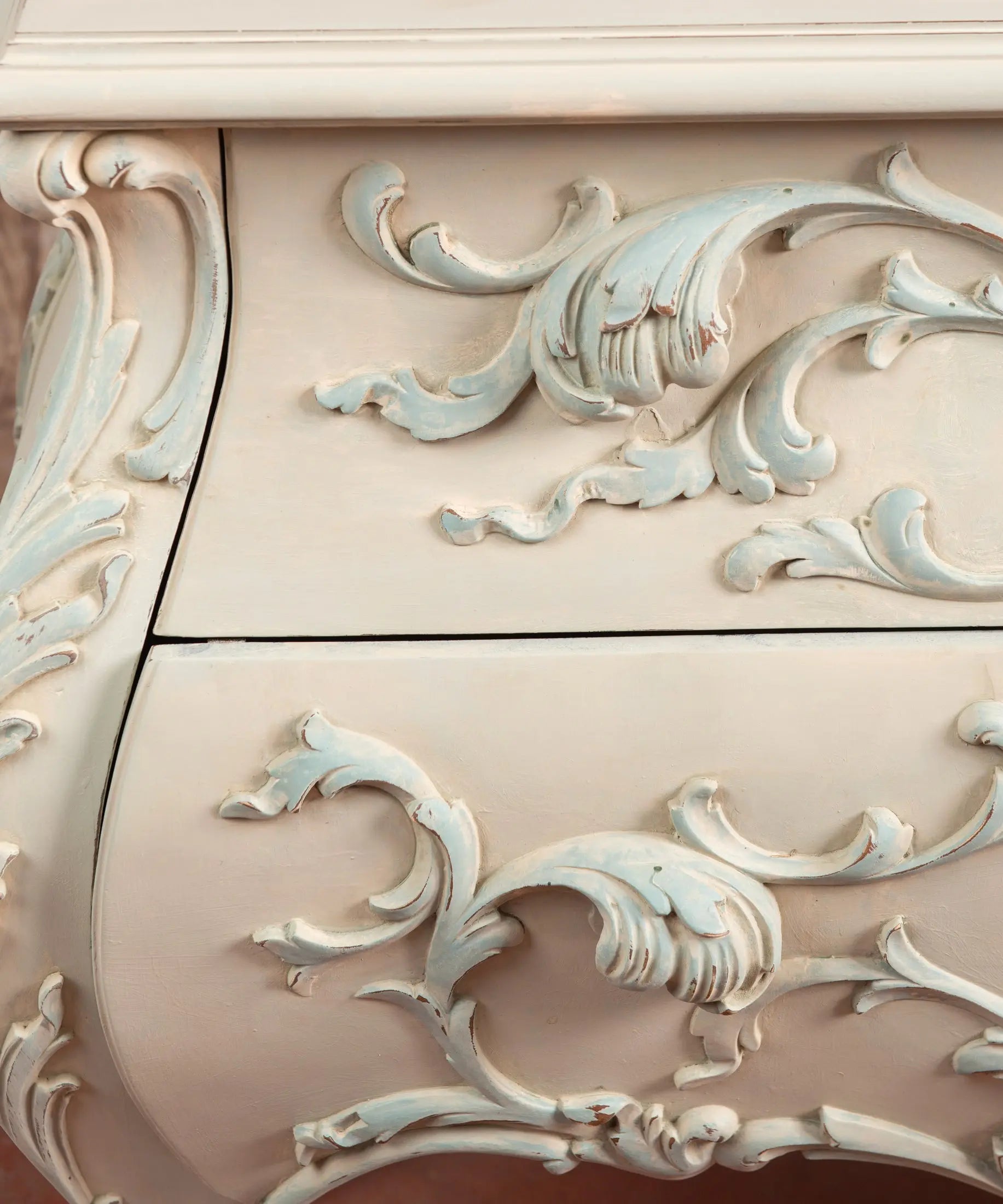 Detalle talla en relieve de hojas de acanto en azul verdoso desgastado sobre crema — Antique Arte y Decoración