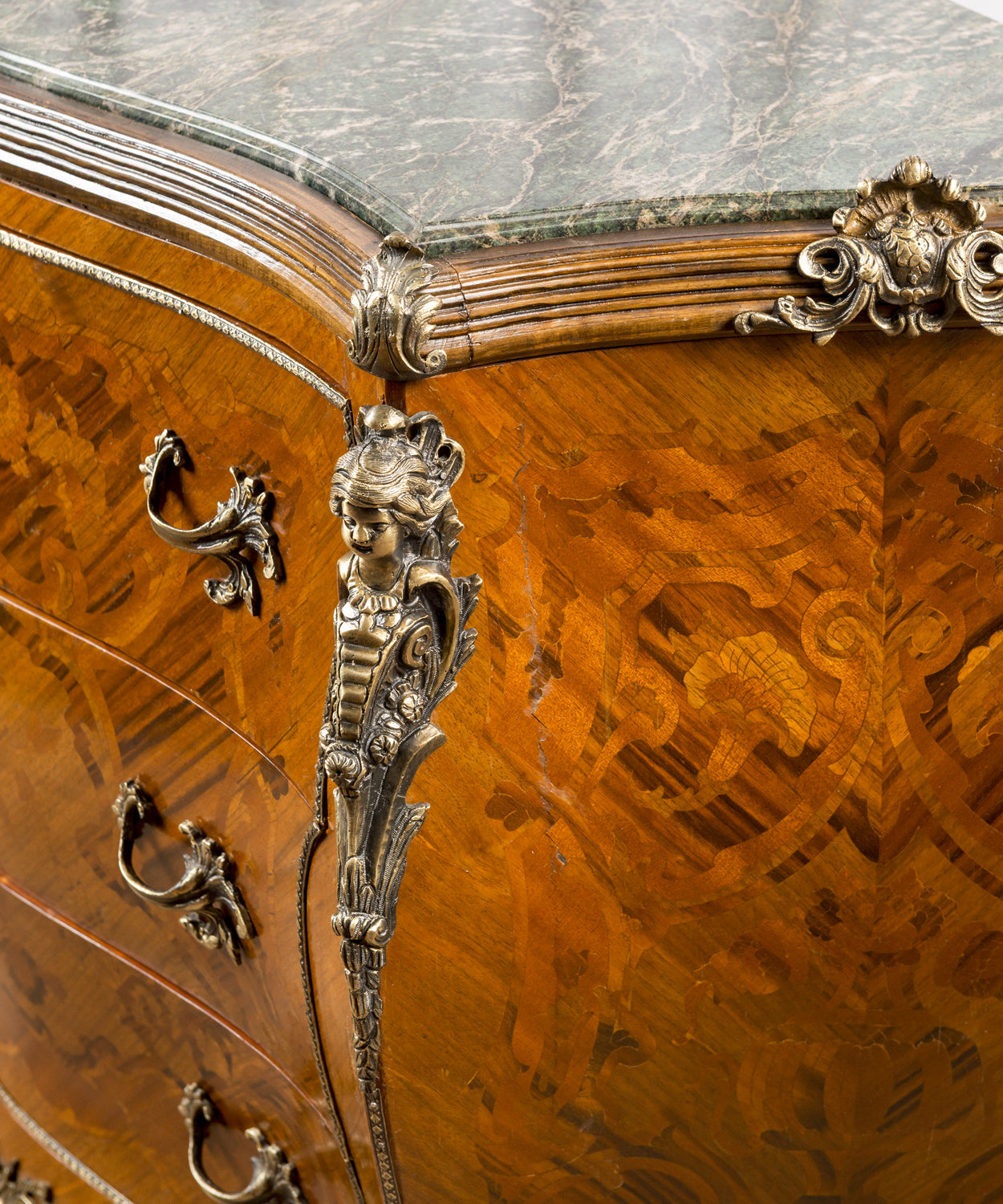 Cómoda bombé estilo Luis XV en marquetería y tapa de mármol