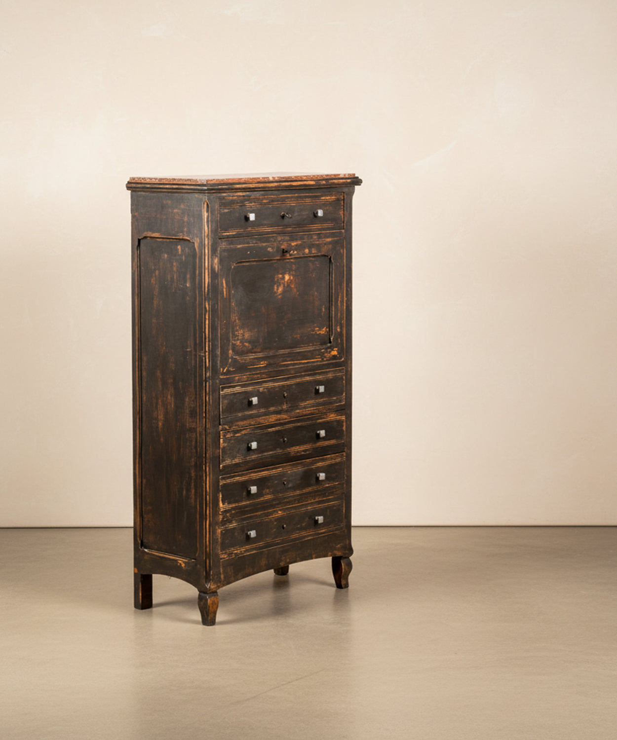 Vista lateral de los cajones inferiores del secretaire mostrando la capacidad de almacenamiento y tiradores modernos.