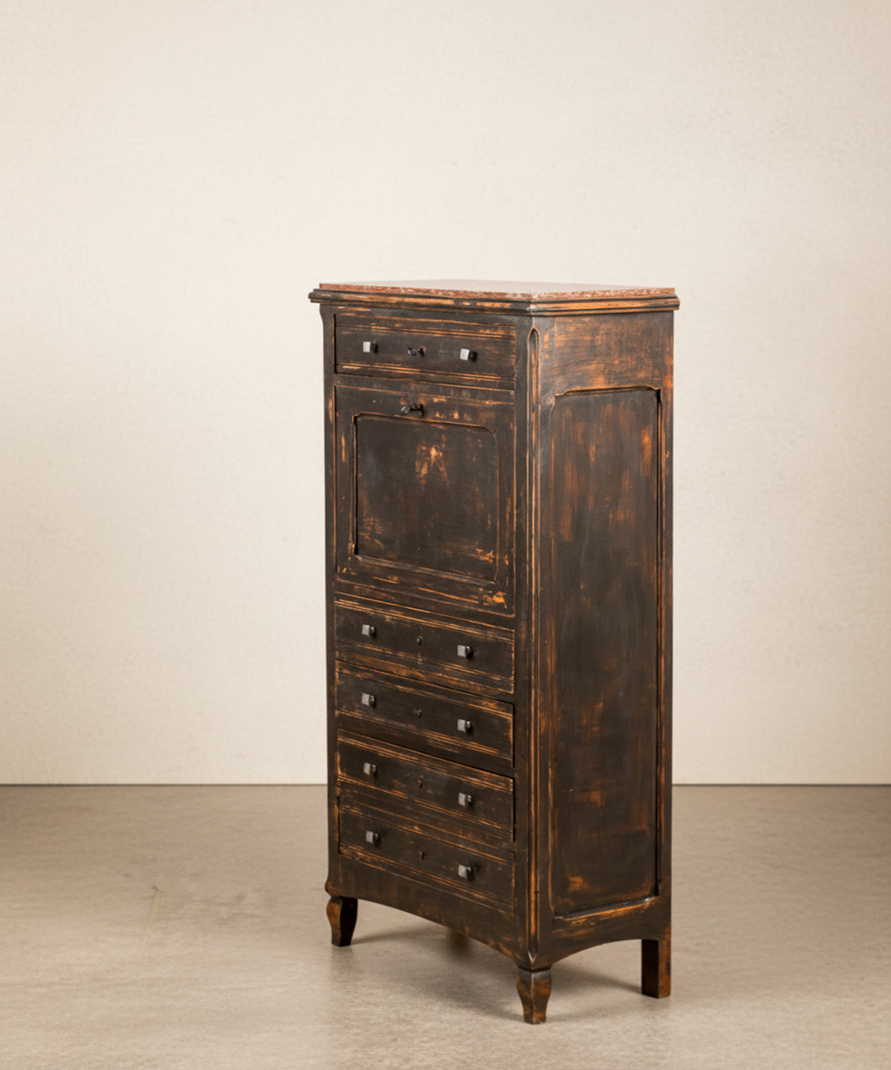 Vista lateral de los cajones inferiores del secretaire mostrando la capacidad de almacenamiento y tiradores modernos.