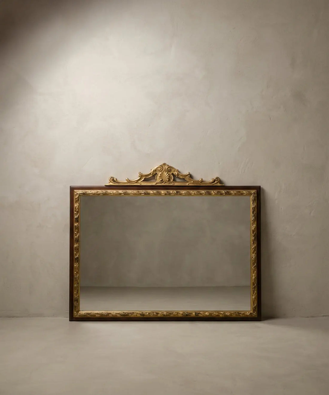 "Espejo de pared rectangular con marco de madera oscura y copete dorado estilo Luis XVI."