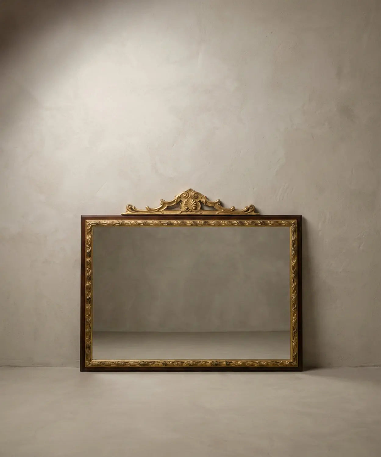 "Espejo de pared rectangular con marco de madera oscura y copete dorado estilo Luis XVI."