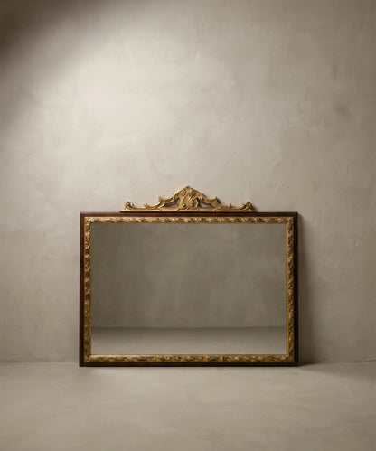 "Espejo de pared rectangular con marco de madera oscura y copete dorado estilo Luis XVI."