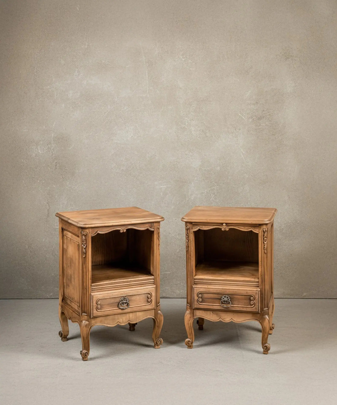 Pareja de mesitas de noche estilo Luis XV en madera de roble natural, vista frontal simétrica.