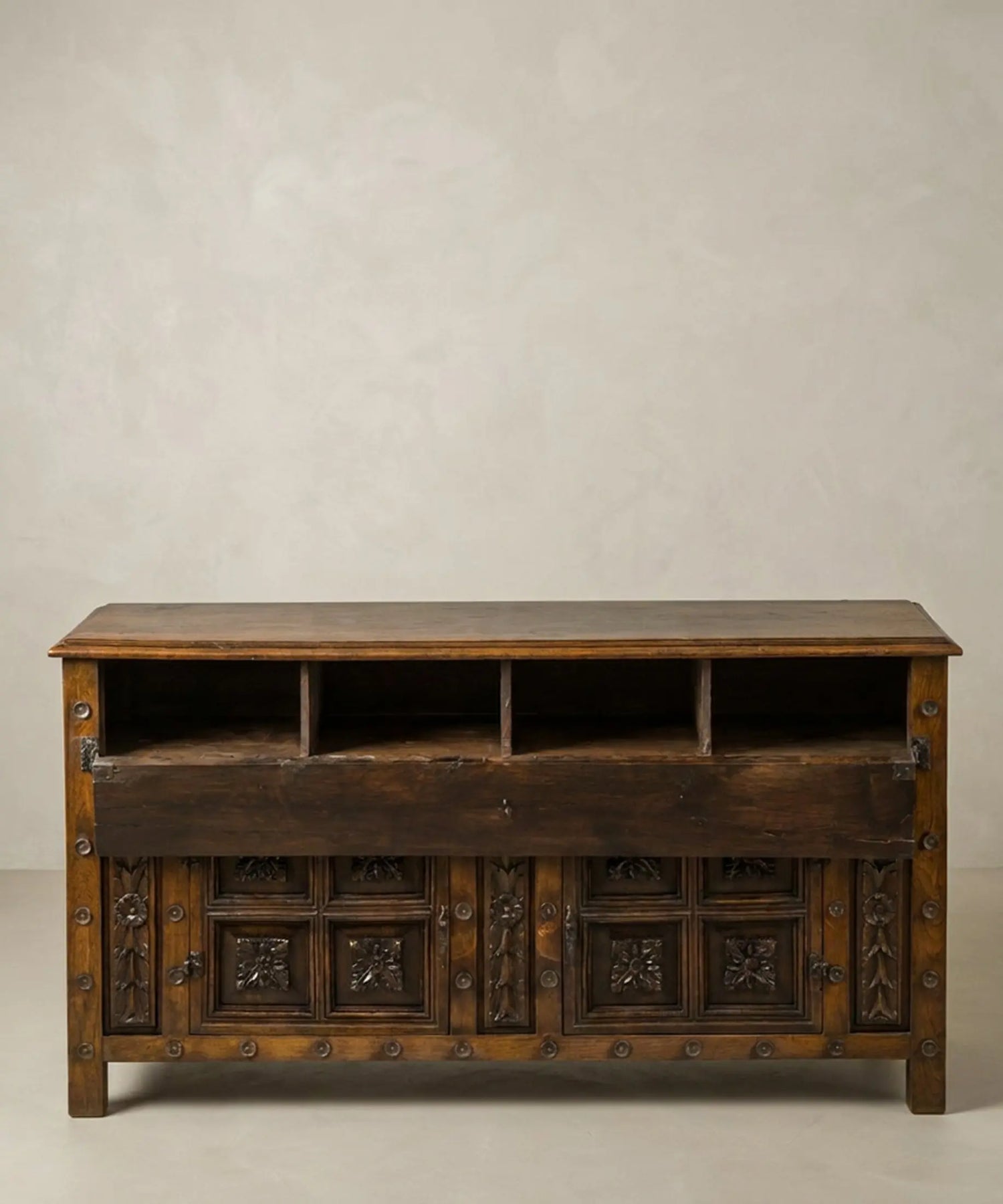 Aparador castellano-vasco con cajón superior abierto mostrando los cuatro compartimentos interiores divididos — Antique Arte y Decoración