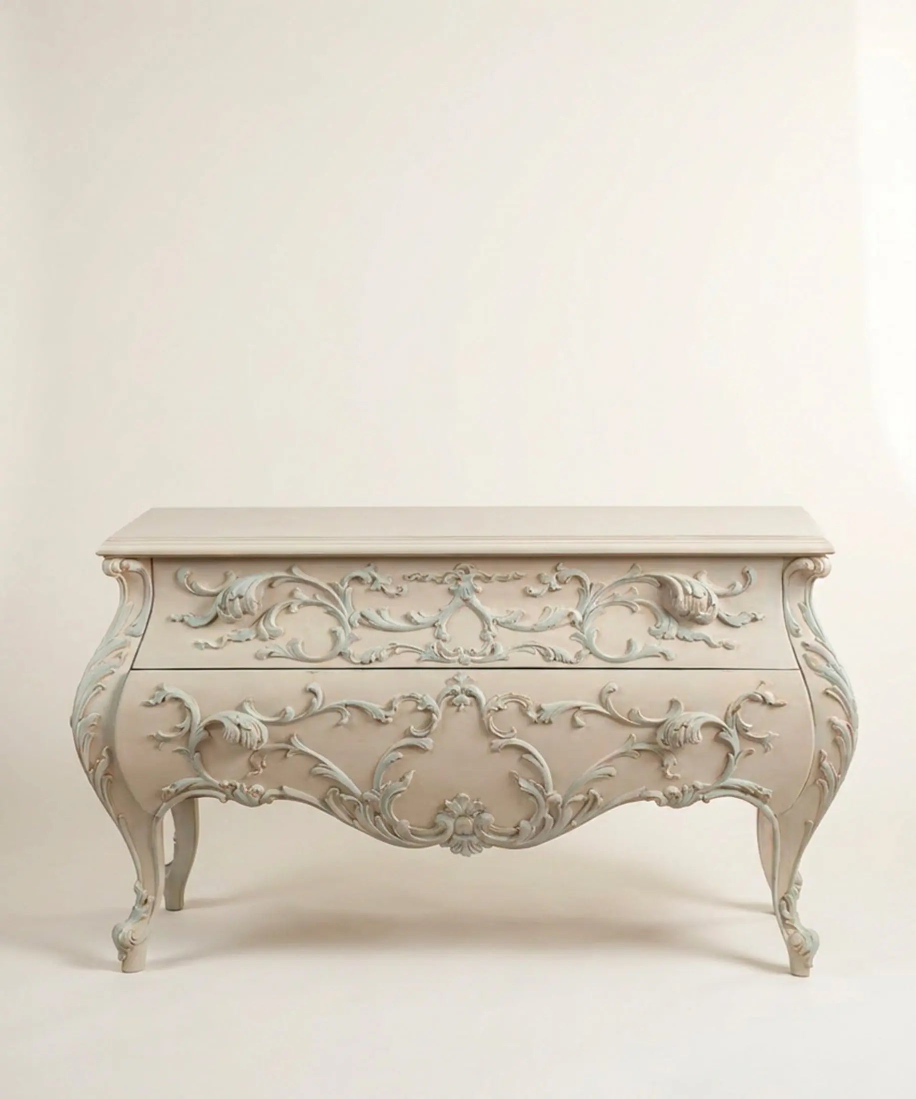 Cómoda dos cajones estilo Luis XV con talla de rocalla y acabado decapé vista frontal — Antique Arte y Decoración