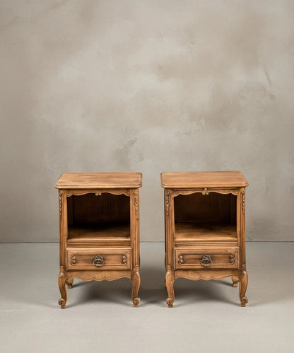 Pareja de mesitas de noche estilo Luis XV en madera de roble natural, vista frontal simétrica.