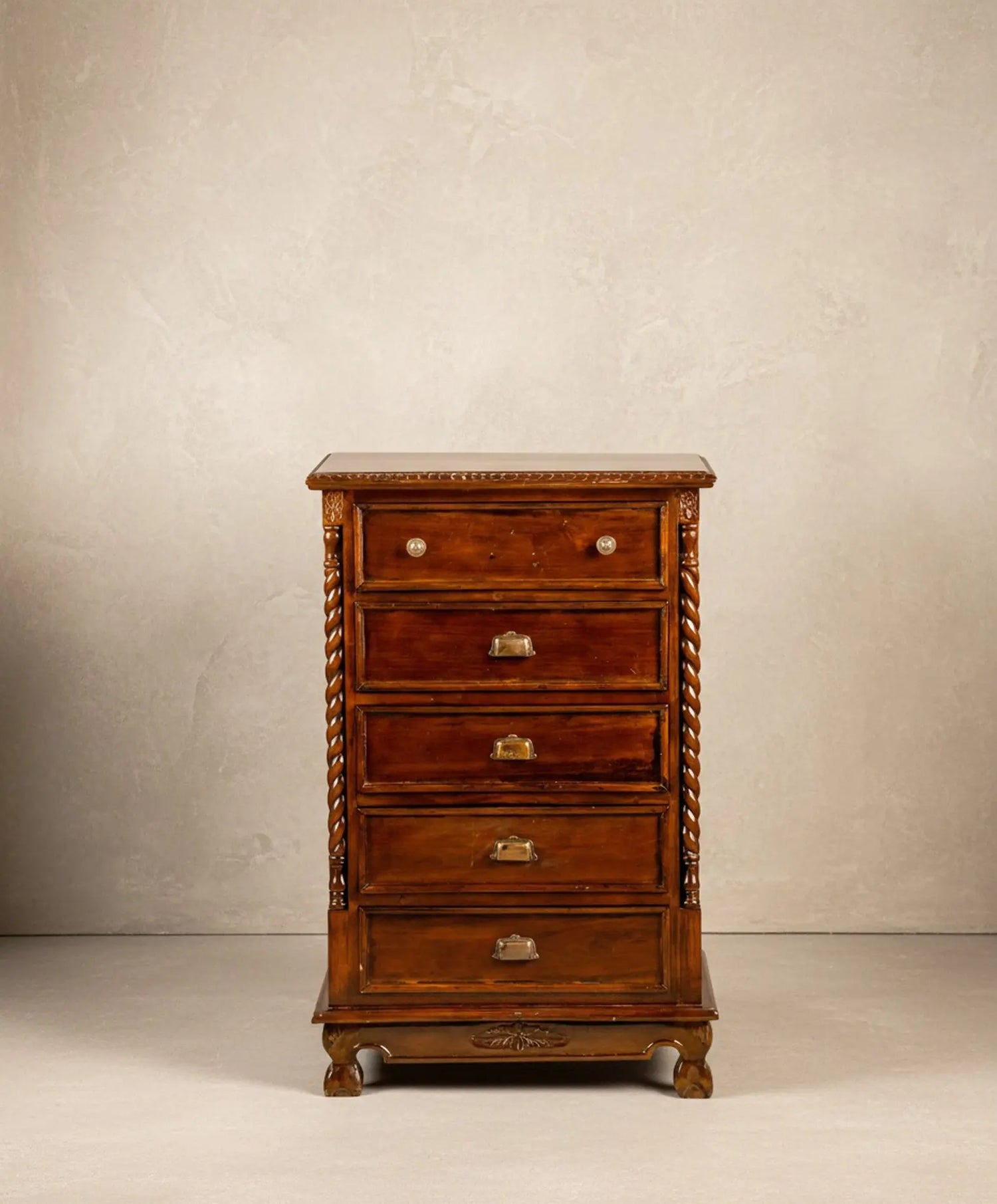 Sinfonier clásico junto a silla tapizada estilo Luis XV para referencia de tamaño y proporción.