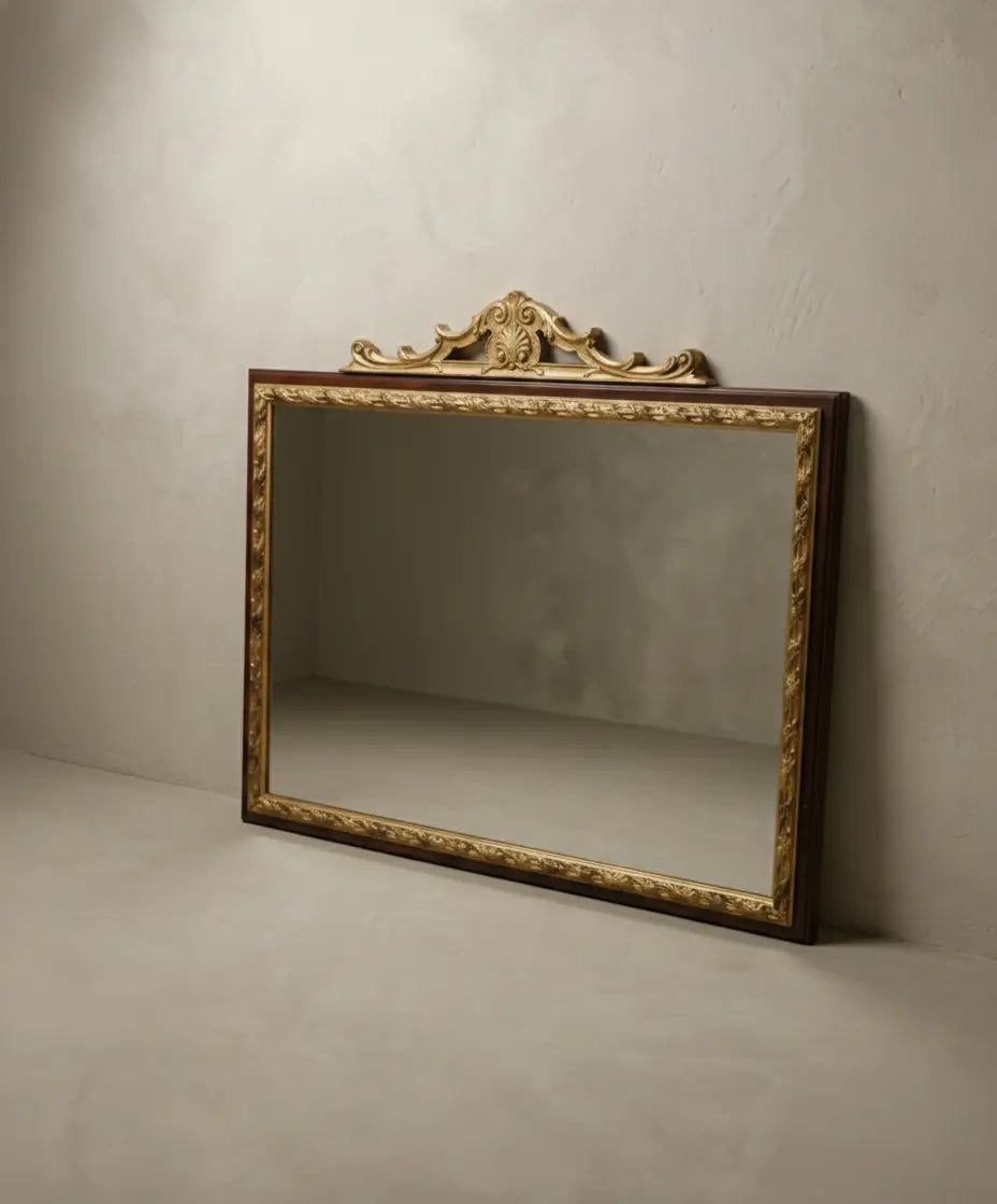 Espejo de pared estilo neoclásico con copete tallado en pan de oro