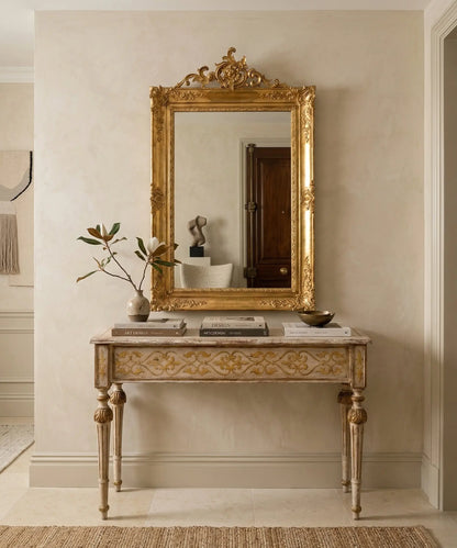 Espejo de gran formato 158x100 cm con marco de pan de oro y copete tallado estilo francés.decorado sobre consola