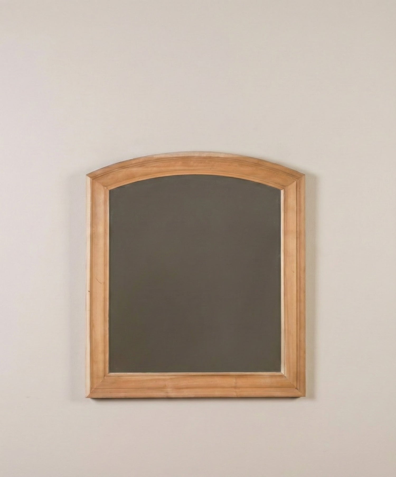 Vista frontal de espejo individual de madera estilo rústico chic