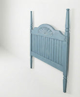  Vista lateral cabecero azul con postes altos y paneles verticales de madera