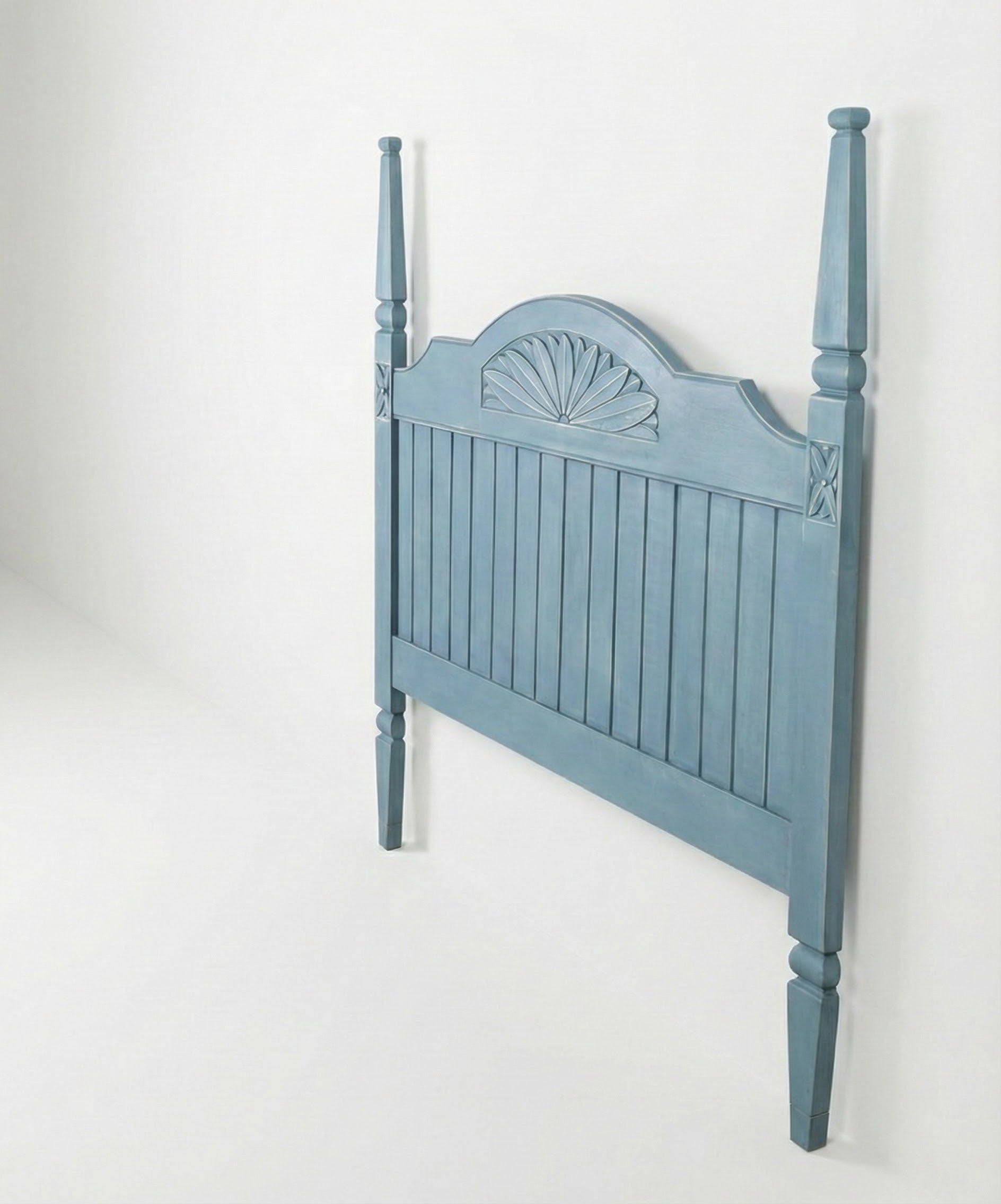  Vista lateral cabecero azul con postes altos y paneles verticales de madera