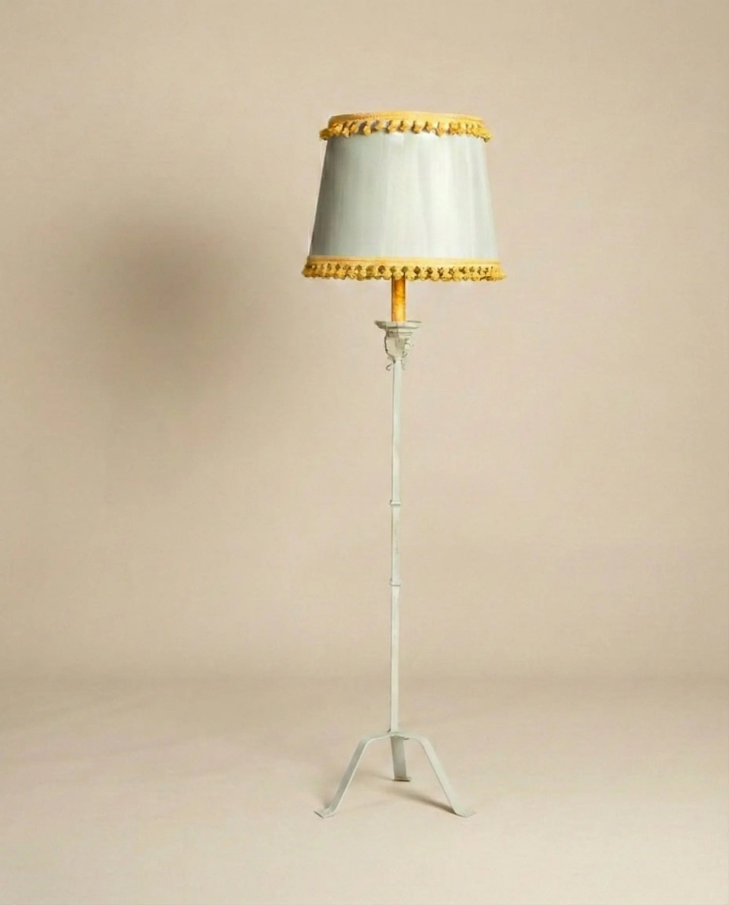 Lampara antigua de pie Dulcinea Antique arte y decoracion