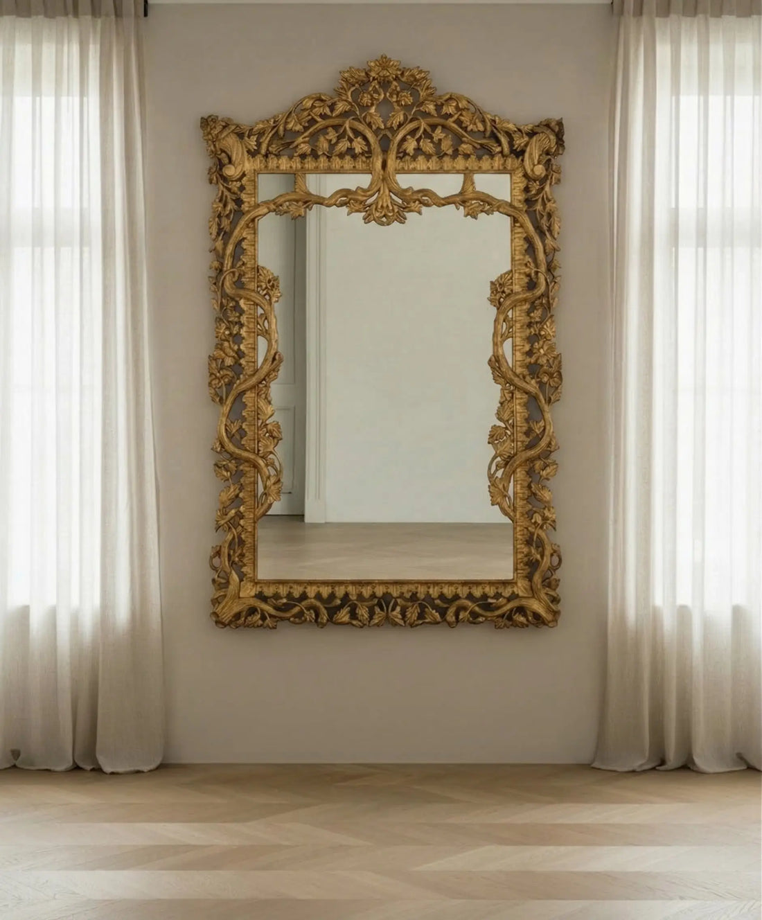 Espejo monumental de palacio dorado con marco calado