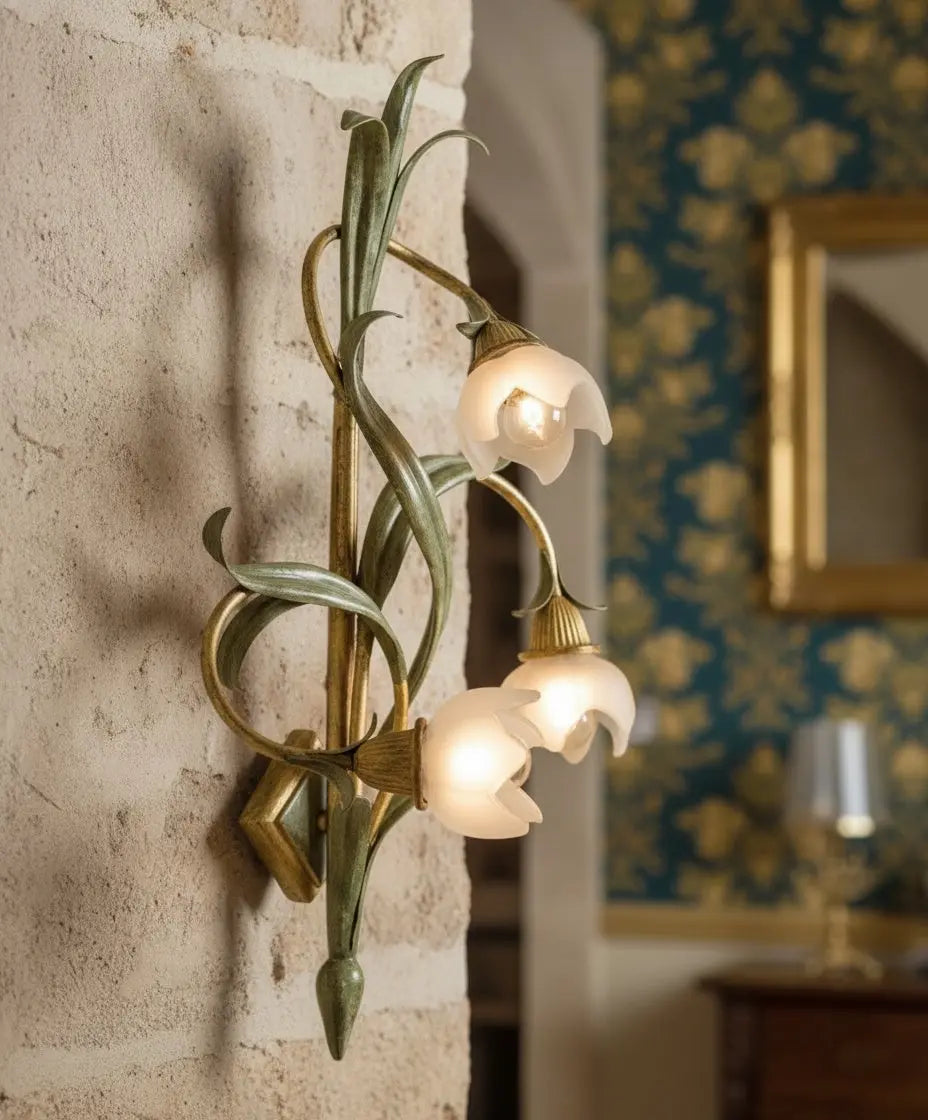 Gran aplique de pared vintage de forja con diseño de hojas verdes y flores de cristal en pared de casa