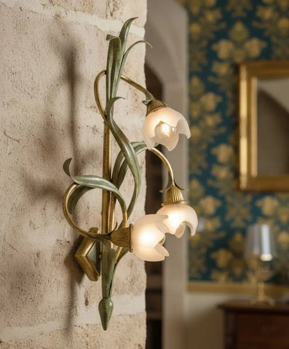 Gran aplique de pared vintage de forja con diseño de hojas verdes y flores de cristal en pared de casa