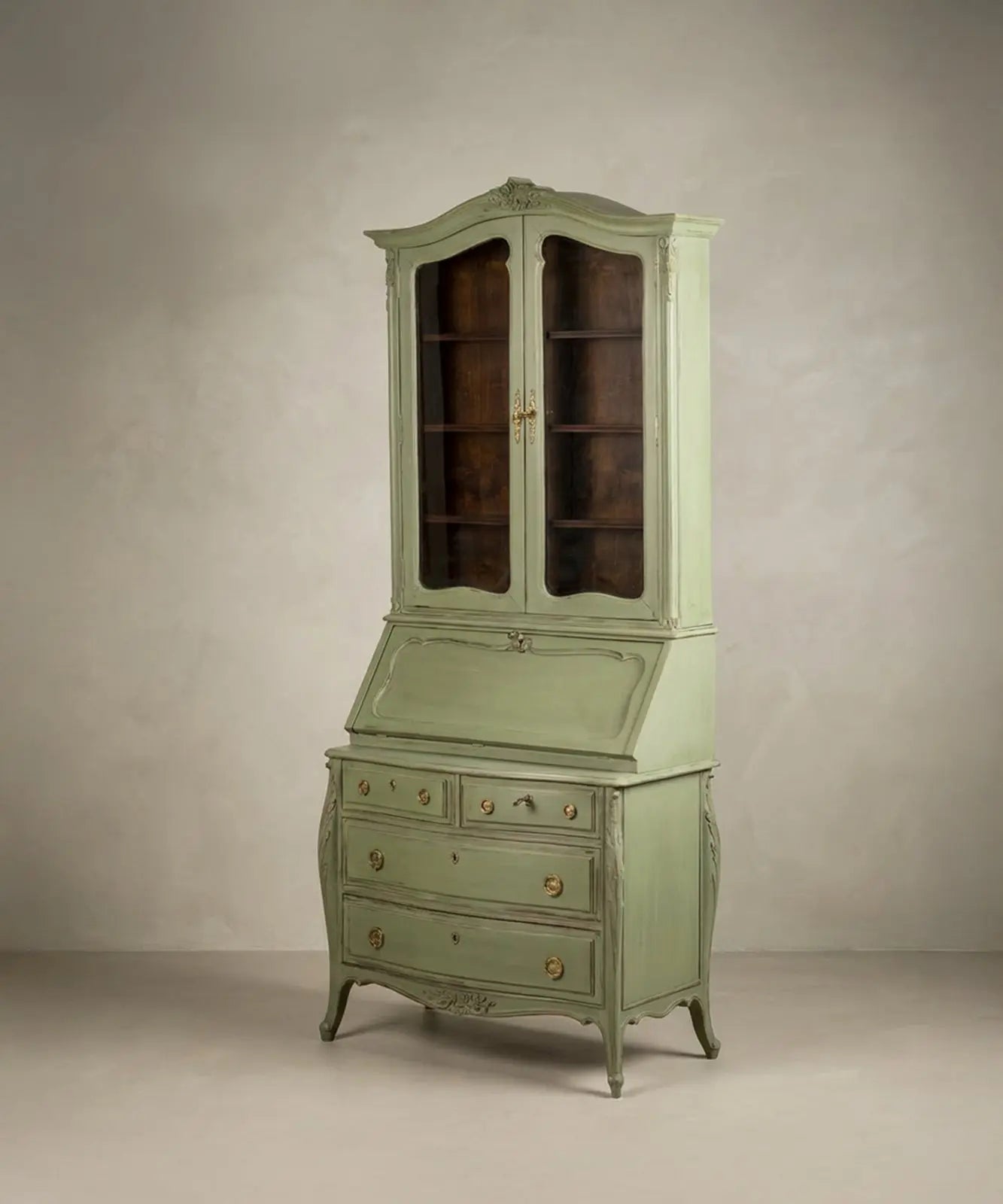 Detalle del tablero abatible y pequeños cajones interiores de madera noble en contraste con el exterior verde