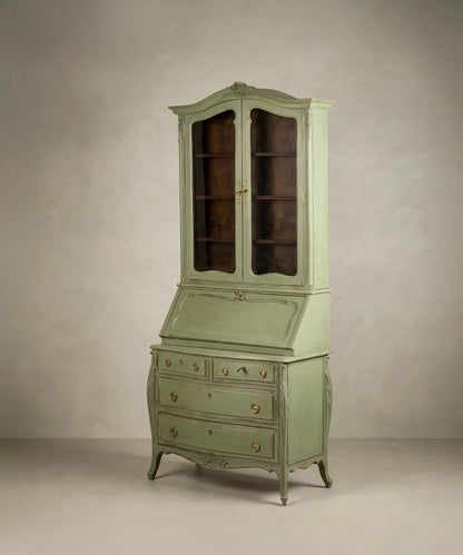 Detalle del tablero abatible y pequeños cajones interiores de madera noble en contraste con el exterior verde