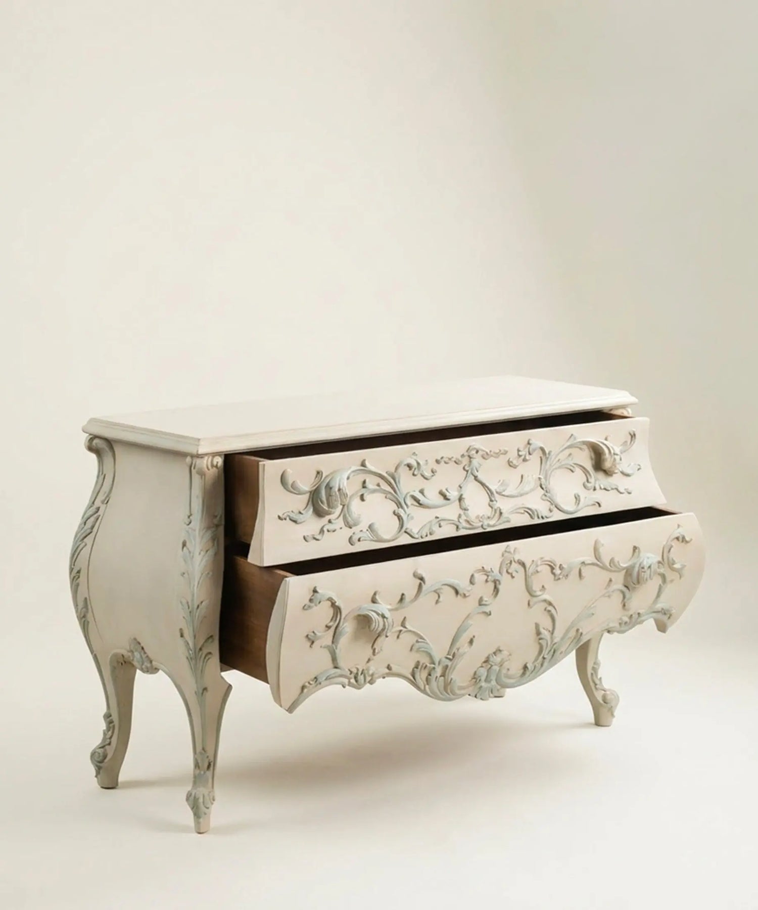Cómoda Luis XV con dos cajones abiertos y talla en relieve, vista lateral — Antique Arte y Decoración