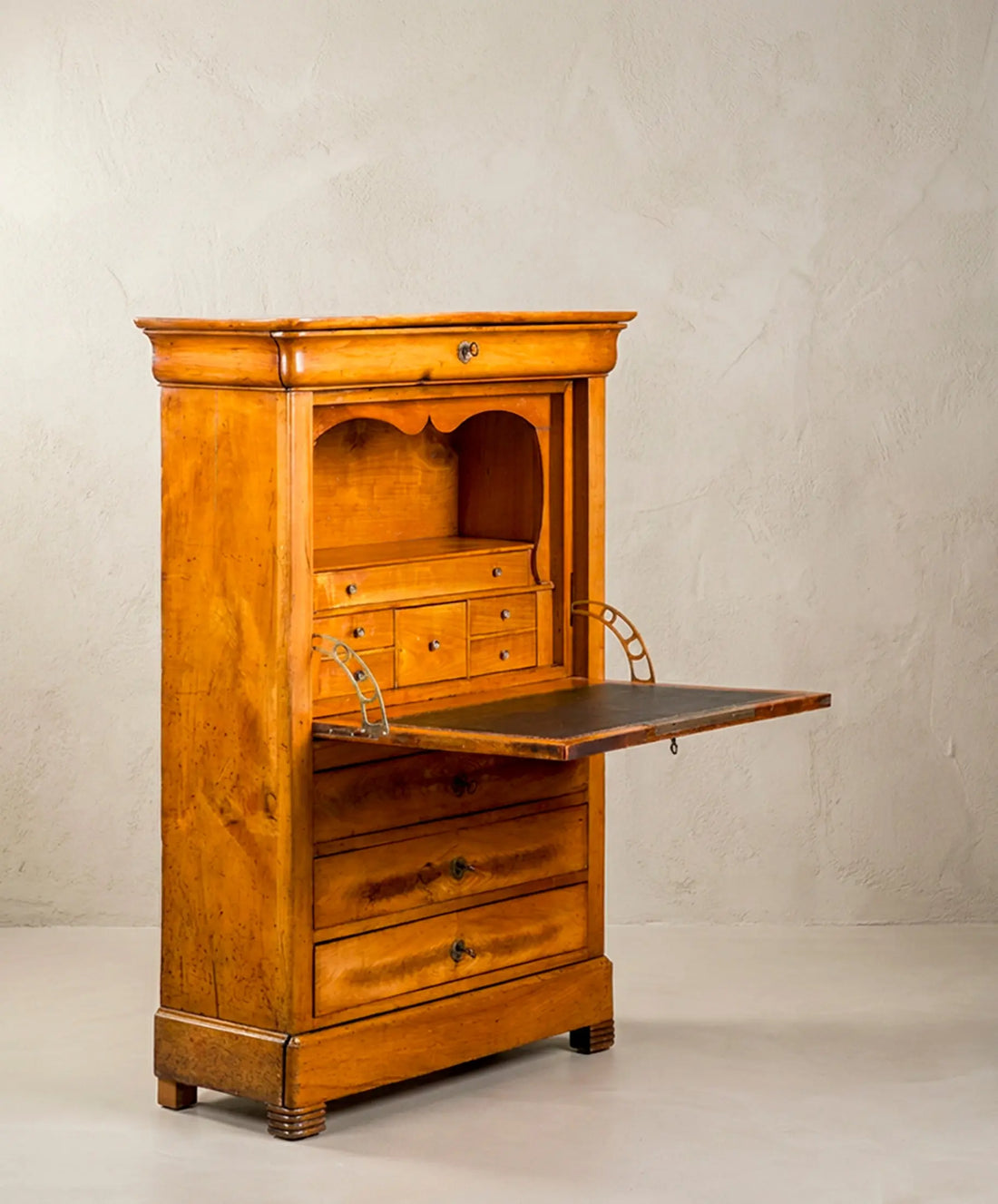 Secreter antiguo abierto con compases de latón calado y escritorio de cuero — Antique Arte y Decoración
