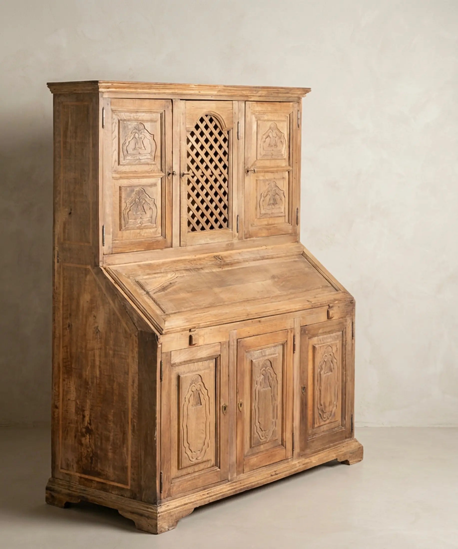 Buró antiguo de madera lavada vista lateral con celosía en arco — Antique Arte y Decoración