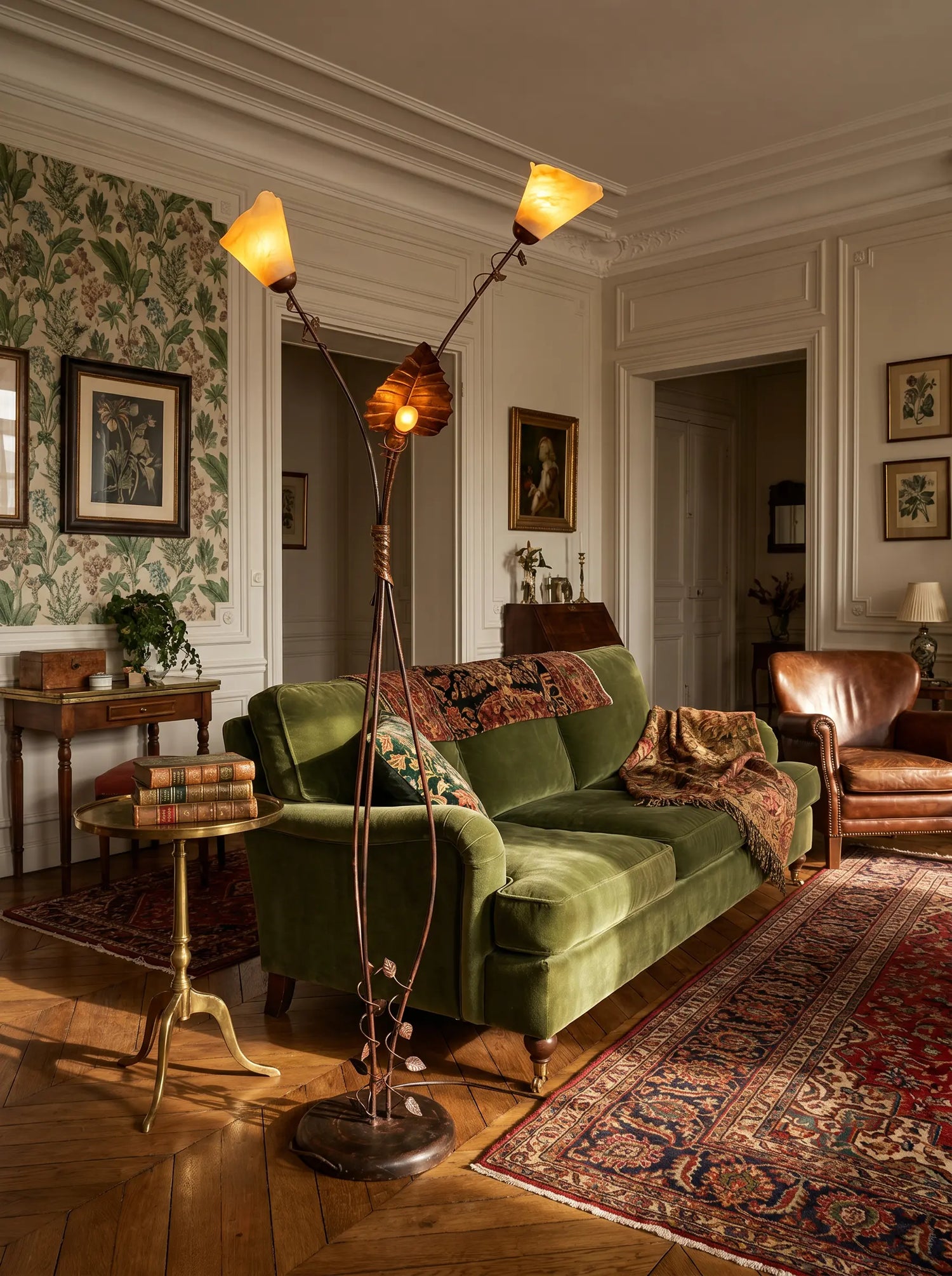 Salón clásico con sofá de terciopelo verde y lámpara de pie vintage de estilo Art Nouveau.