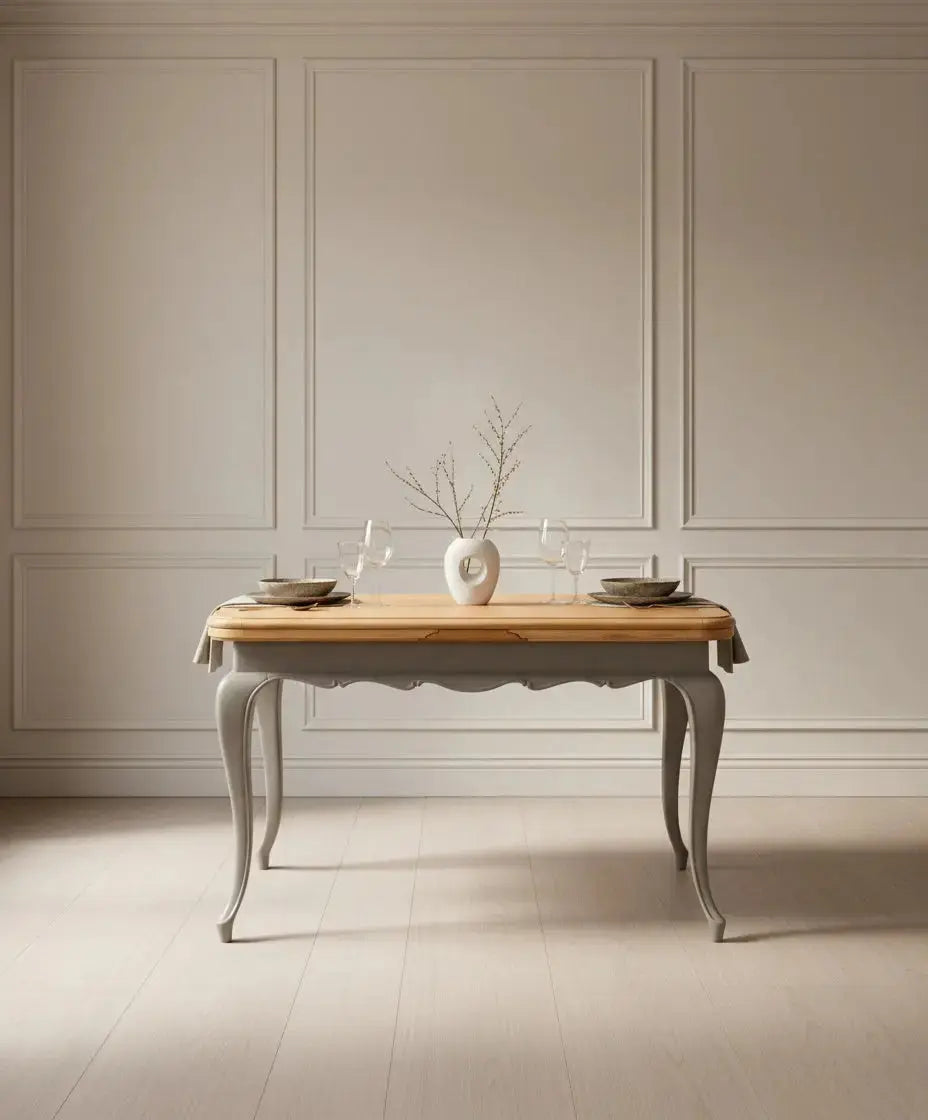Mesa extensible clásica renovada cerrada, mostrando frente ondulado pintado en gris y tapa de madera.