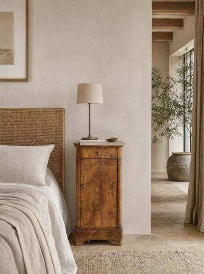 Mesita de noche antigua estilo Luis Felipe en chapa de raíz de nogal con cajón y puerta.